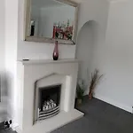 Brackenfield House In Great Barr, Birmingham Near Alexander Stadium And M6, With Free Parking And Easy Access To Walsall, West Brom, Aston Villa Football Ground, Star City And Birmingham City Centre