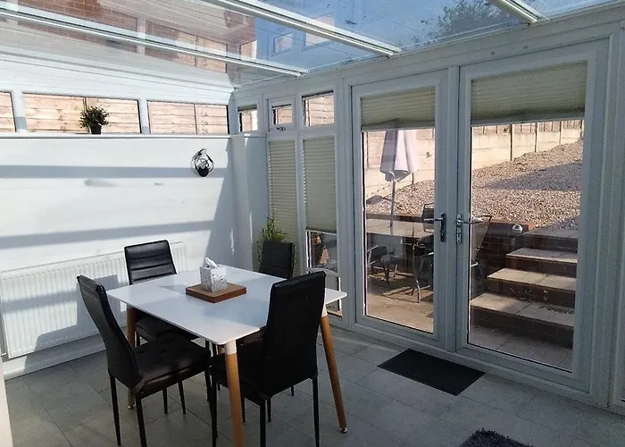 Brackenfield House In Great Barr, Birmingham Near Alexander Stadium And M6, With Free Parking And Easy Access To Walsall, West Brom, Aston Villa Football Ground, Star City And Birmingham City Centre