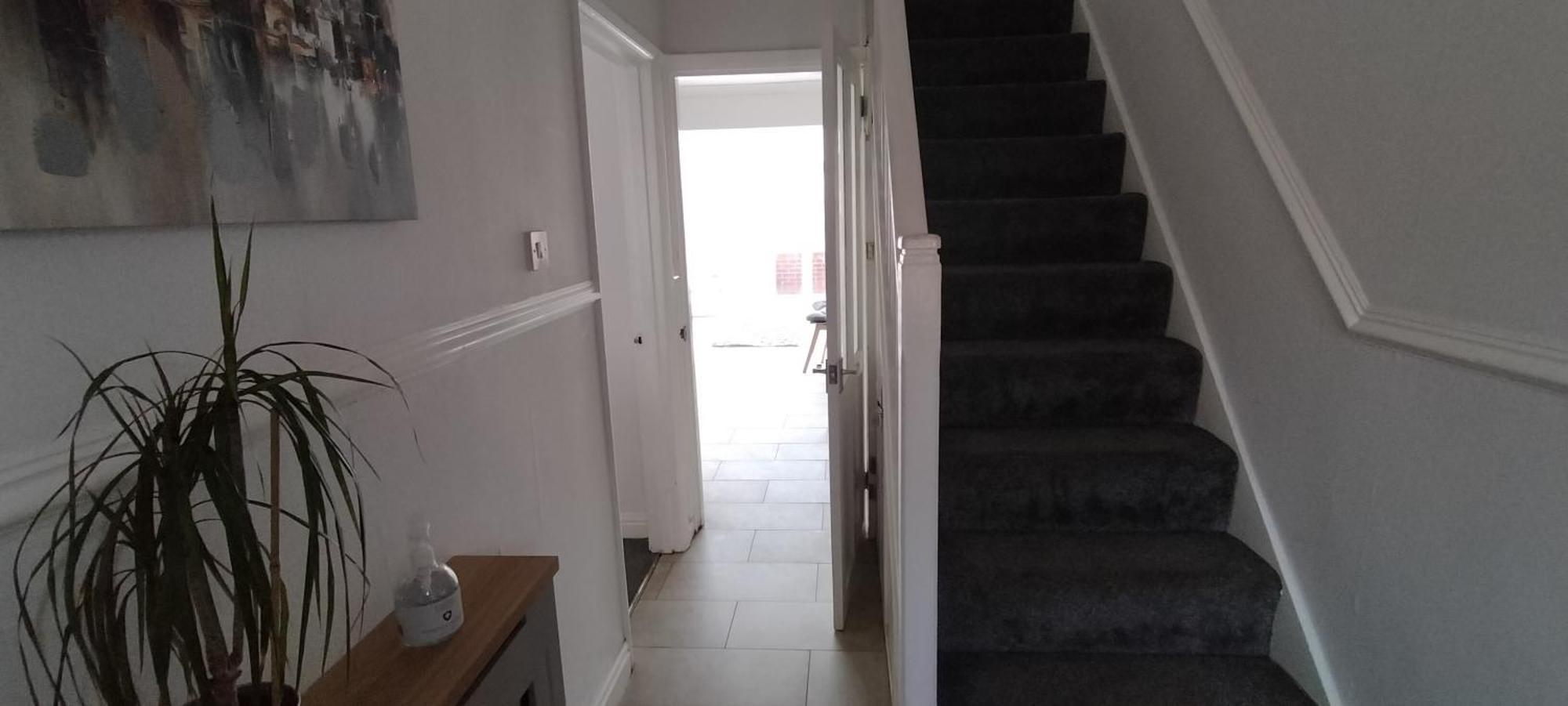 Brackenfield House In Great Barr, Near Alexander Stadium And M6, With Free Parking And Easy Access To Walsall, West Brom, Aston Football Ground, Star And Centre *