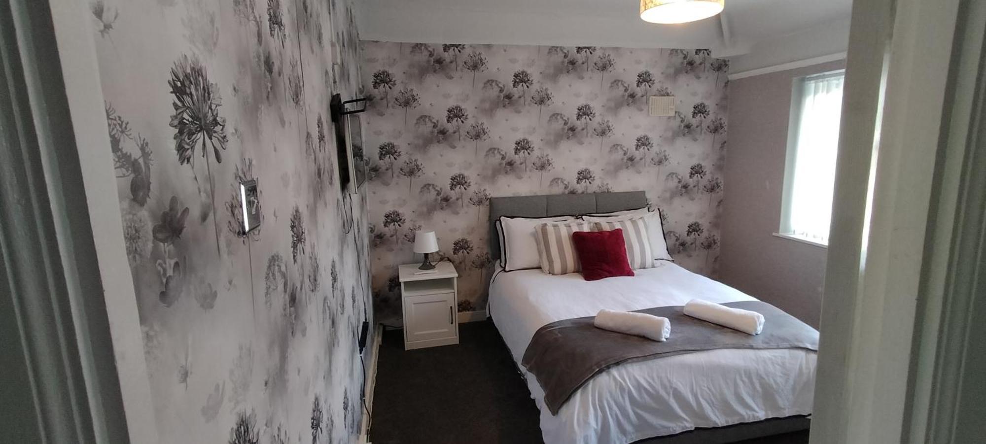 Brackenfield House In Great Barr, Near Alexander Stadium And M6, With Free Parking And Easy Access To Walsall, West Brom, Aston Football Ground, Star And Centre