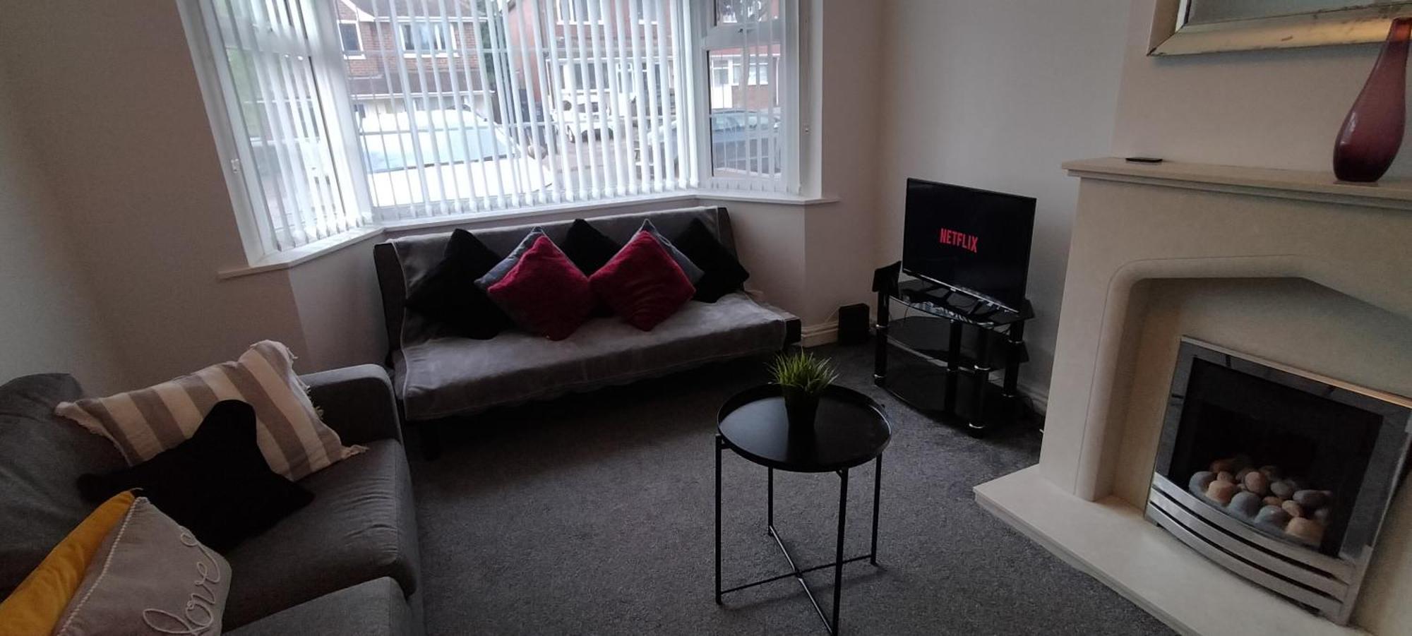 Brackenfield House In Great Barr, Near Alexander Stadium And M6, With Free Parking And Easy Access To Walsall, West Brom, Aston Football Ground, Star And Centre Birmingham