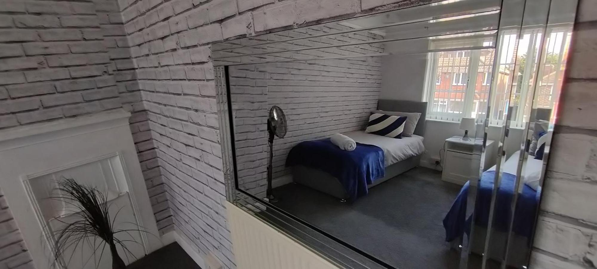 Apartment Brackenfield House In Great Barr, Near Alexander Stadium And M6, With Free Parking And Easy Access To Walsall, West Brom, Aston Football Ground, Star And Centre