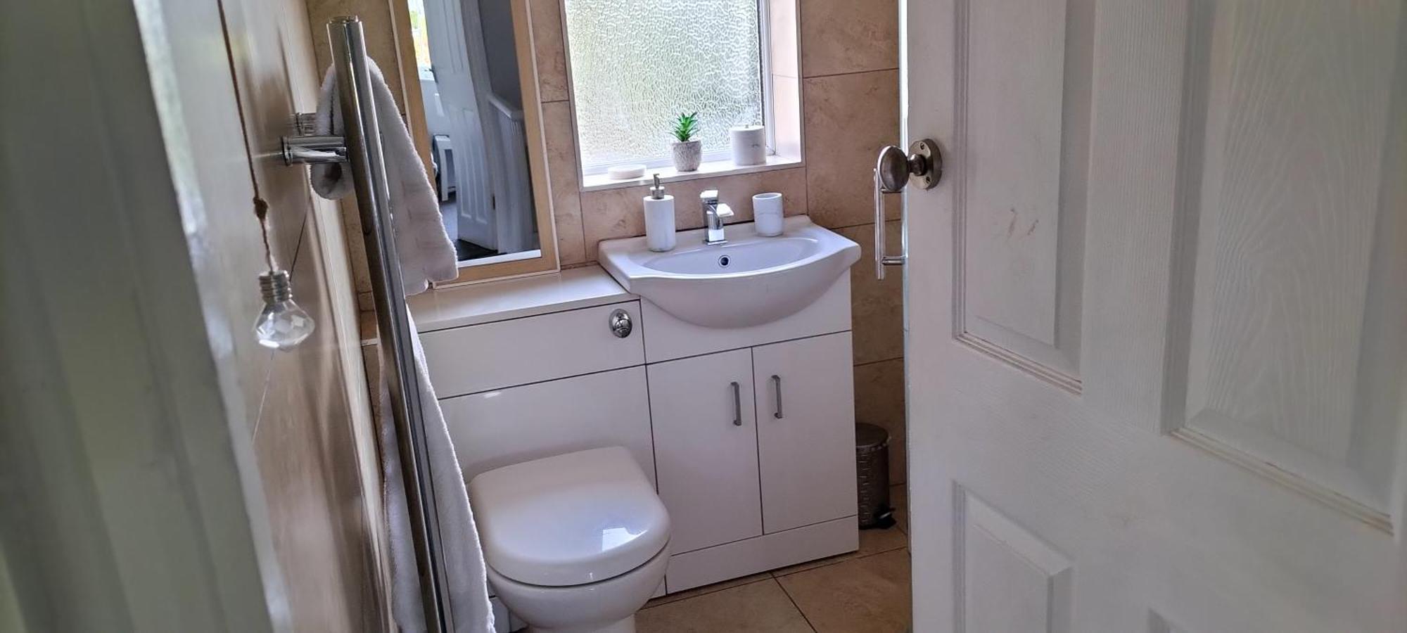 Brackenfield House In Great Barr, Near Alexander Stadium And M6, With Free Parking And Easy Access To Walsall, West Brom, Aston Football Ground, Star And Centre Apartment *
