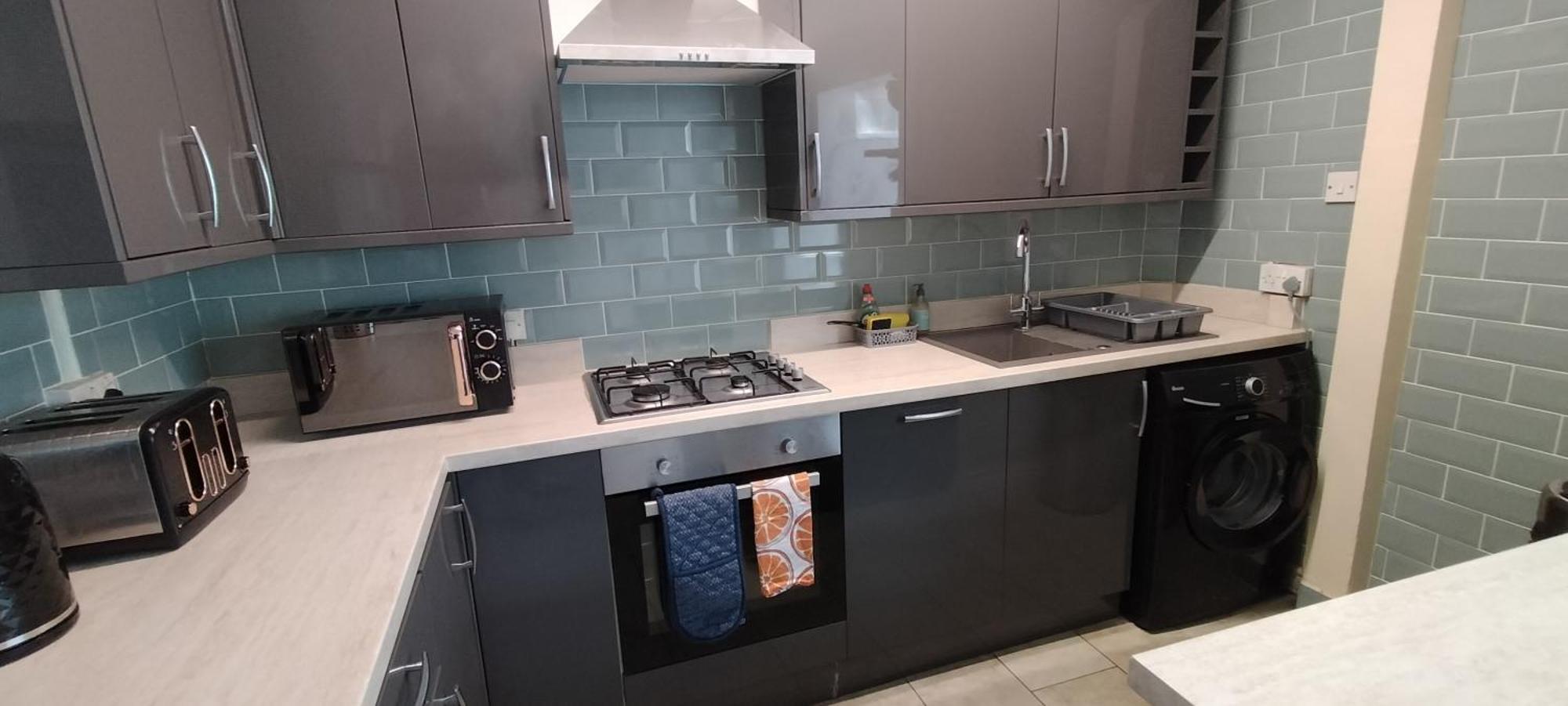 Apartment Brackenfield House In Great Barr, Near Alexander Stadium And M6, With Free Parking And Easy Access To Walsall, West Brom, Aston Football Ground, Star And Centre *