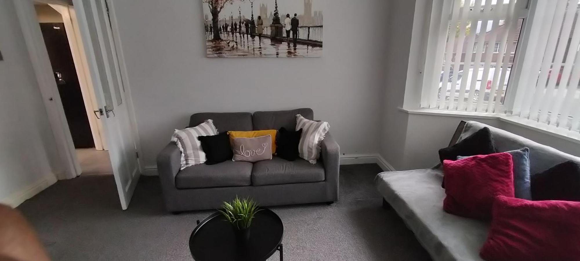 Apartment Brackenfield House In Great Barr, Near Alexander Stadium And M6, With Free Parking And Easy Access To Walsall, West Brom, Aston Football Ground, Star And Centre Birmingham
