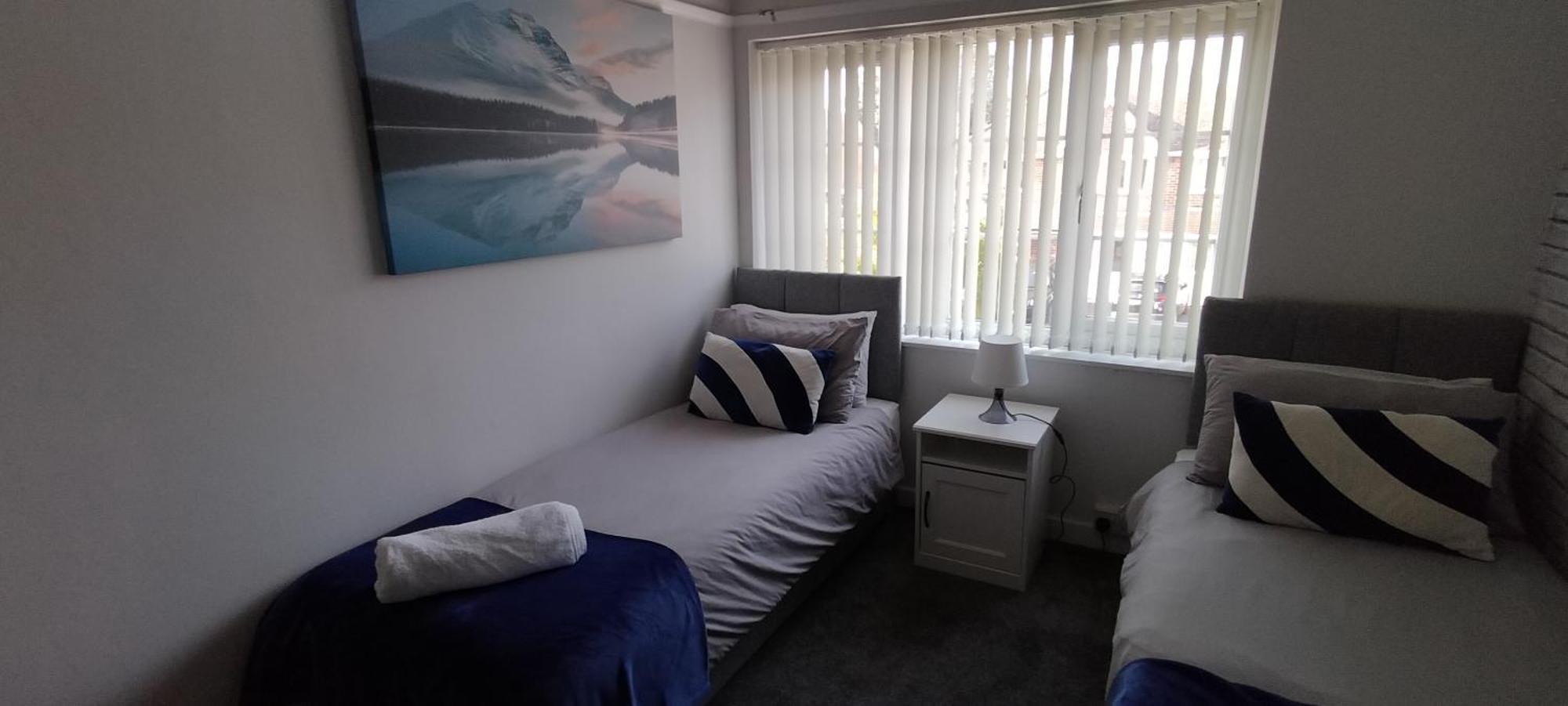 Brackenfield House In Great Barr, Near Alexander Stadium And M6, With Free Parking And Easy Access To Walsall, West Brom, Aston Football Ground, Star And Centre Apartment