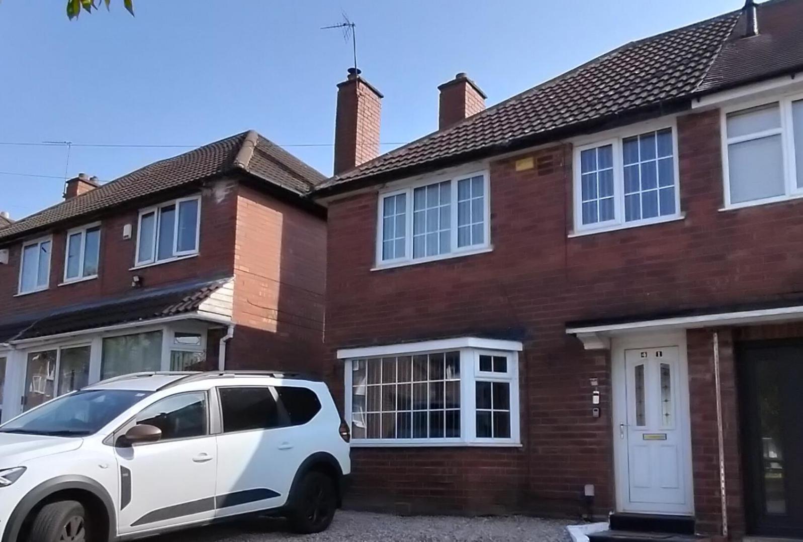 Apartment Brackenfield House In Great Barr, Near Alexander Stadium And M6, With Free Parking And Easy Access To Walsall, West Brom, Aston Football Ground, Star And Centre *
