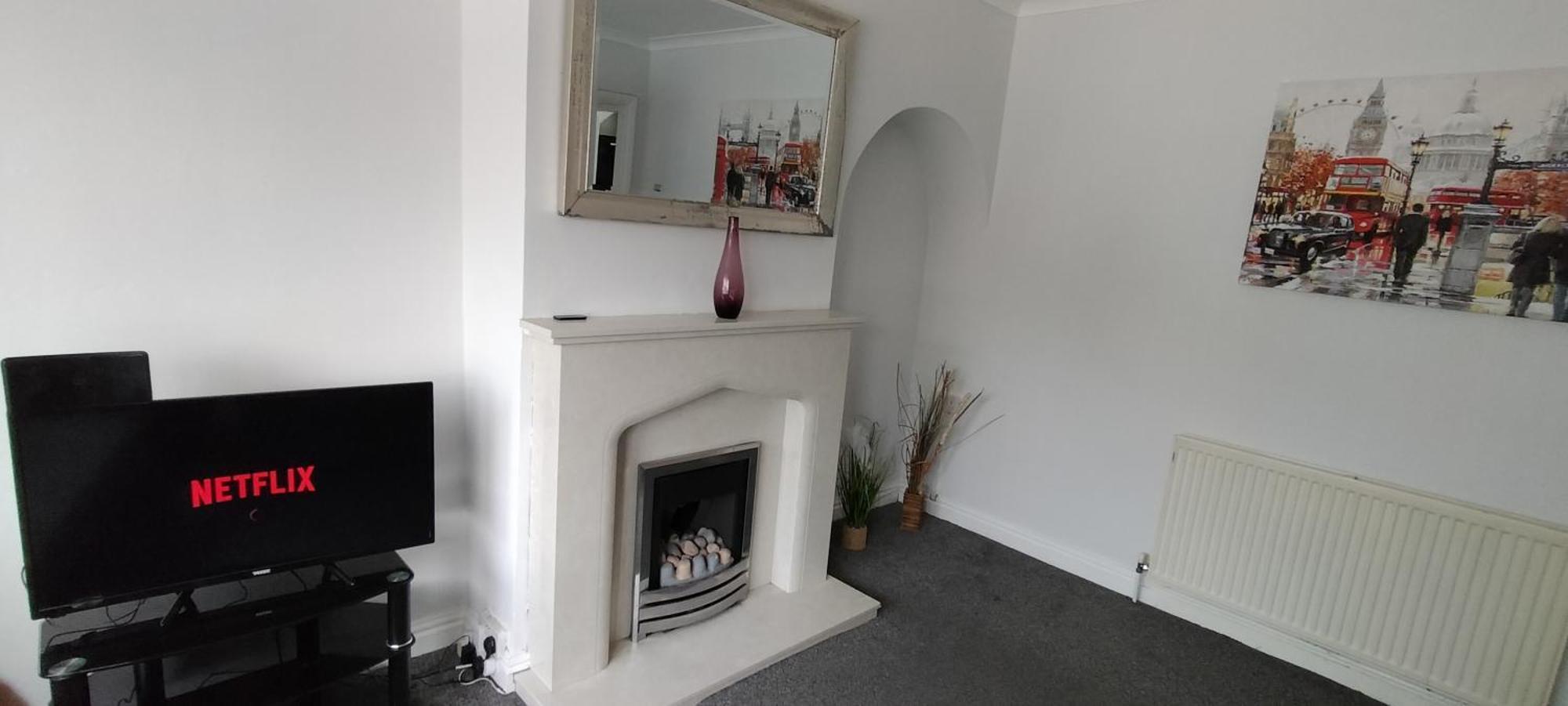 Brackenfield House In Great Barr, Near Alexander Stadium And M6, With Free Parking And Easy Access To Walsall, West Brom, Aston Football Ground, Star And Centre Birmingham