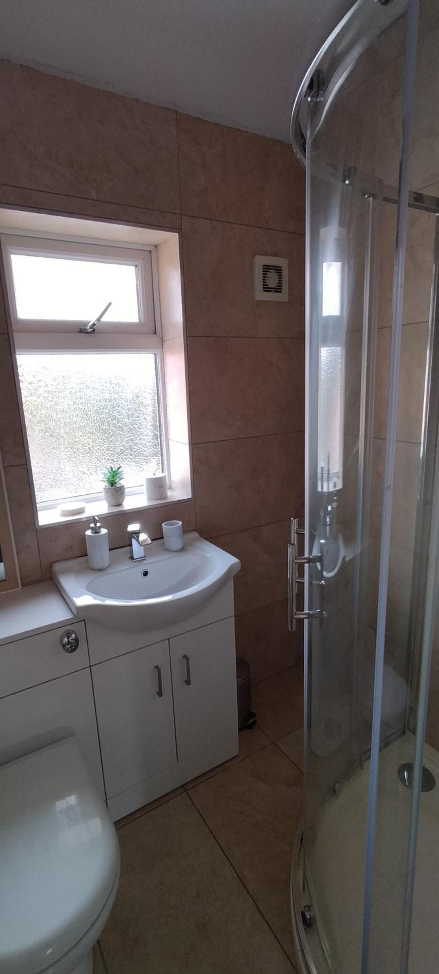 Brackenfield House In Great Barr, Near Alexander Stadium And M6, With Free Parking And Easy Access To Walsall, West Brom, Aston Football Ground, Star And Centre *